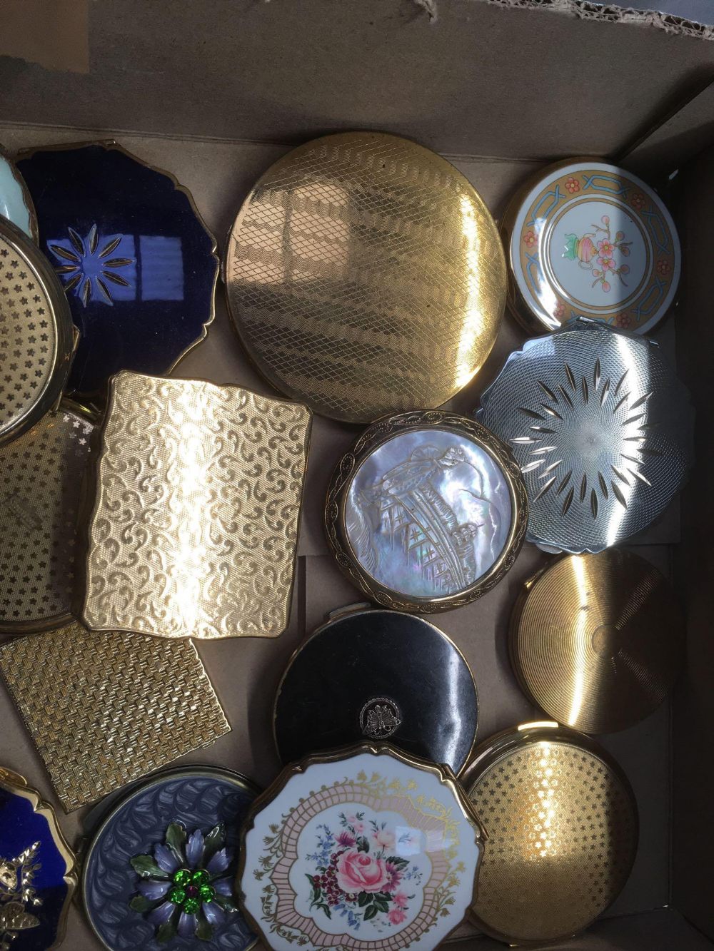 CARTON WITH MAINLY GOLD COLOURED POWDER COMPACTS - Image 2 of 3