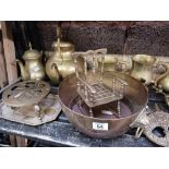 SHELF OF MISC BRASS WARE INCL; MUGS, SALTERS, SPRING BALANCE,