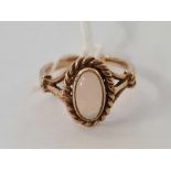 AN OPAL RING SET IN 9ct GOLD