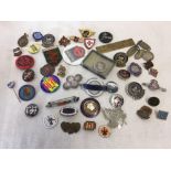 SMALL CARTON OF MISC PIN BADGES & BROOCHES