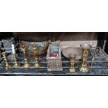 SHELF WITH A QTY OF BRASS ITEMS INCL; CANDLESTICKS, DISHES,