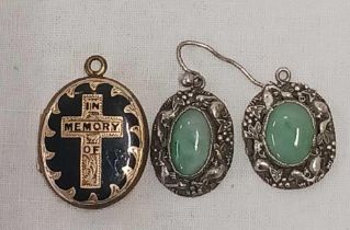 A VICTORIAN ENAMEL DECORATED HINGED LOCKET & A PAIR OF GREEN STONE EAR PENDANTS