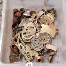 CARTON WITH MISC SMALL COPPER ITEMS & HORSE BRASSES
