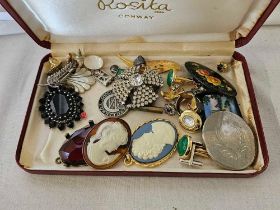 BOX WITH BROOCHES,