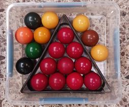 BOX WITH 19 VINTAGE SNOOKER / POOL BALLS & TRIANGLE