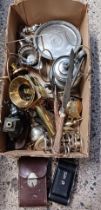 CARTON WITH MISC METALWARE INCL; BRASS CARRIAGE LAMP, TEA POT, CAKE STAND,