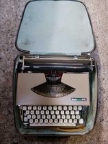 BOOTS NIPPO 200 PORTABLE TYPEWRITER IN CASE