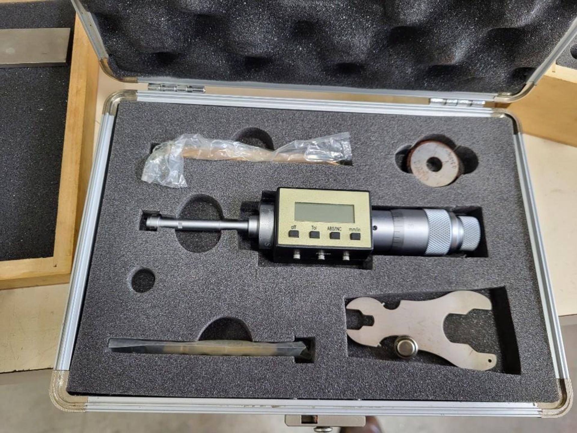 INSPECTION - ASSORTED MEASURING DEVICES; MITUTOYO MICROMETER ETC - Image 4 of 9