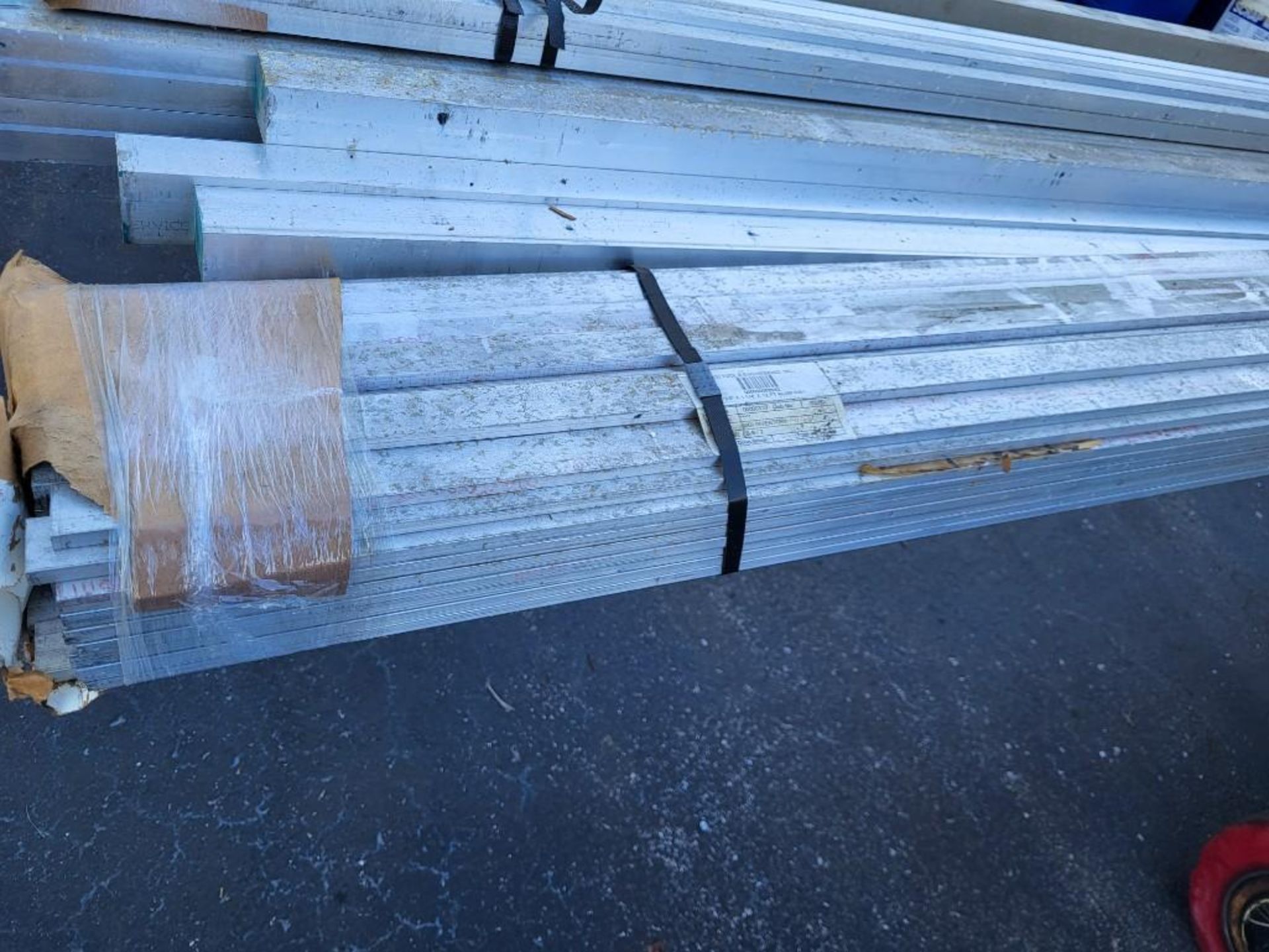 ALUMINUM STOCK - SOLID ALUMINUM SQUARE BAR; ASSORTED SIZES, MOST 12' LENGTH - Image 5 of 10