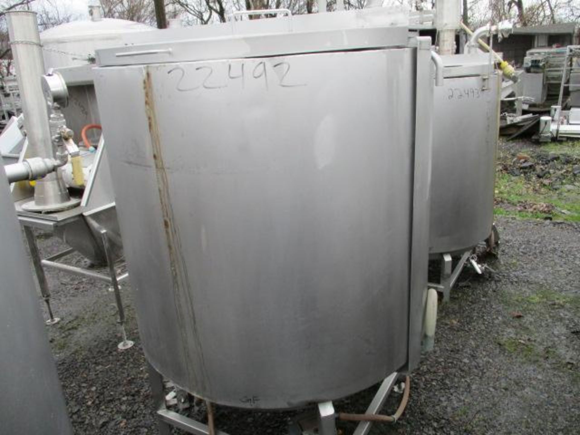 300 GALLON JACKETED STAINLESS STEEL TANK, MEASURES 4' DEEP AND 44" DIAMETER - Image 4 of 5