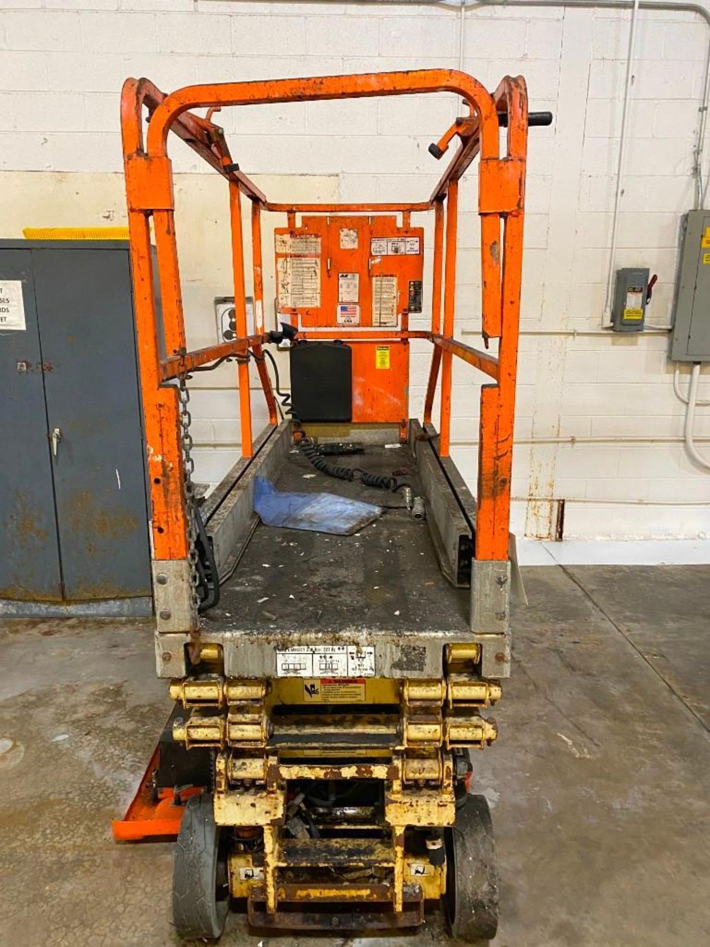 JLG 1930ES PRO FIT SERIES ELECTRIC MANLIFT- NON FUNCTIONAL - Image 2 of 8