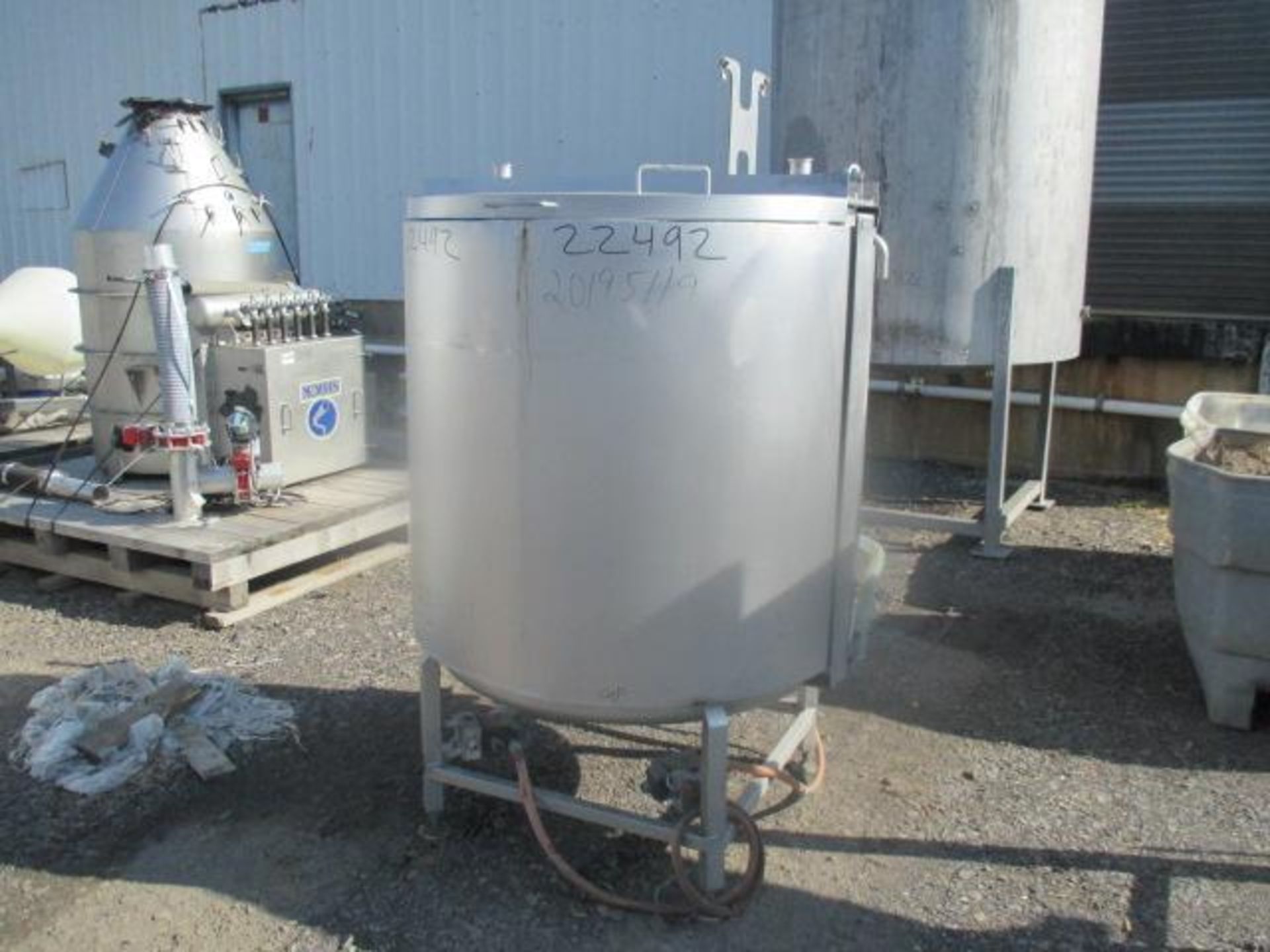 300 GALLON JACKETED STAINLESS STEEL TANK, MEASURES 4' DEEP AND 44" DIAMETER - Image 5 of 5