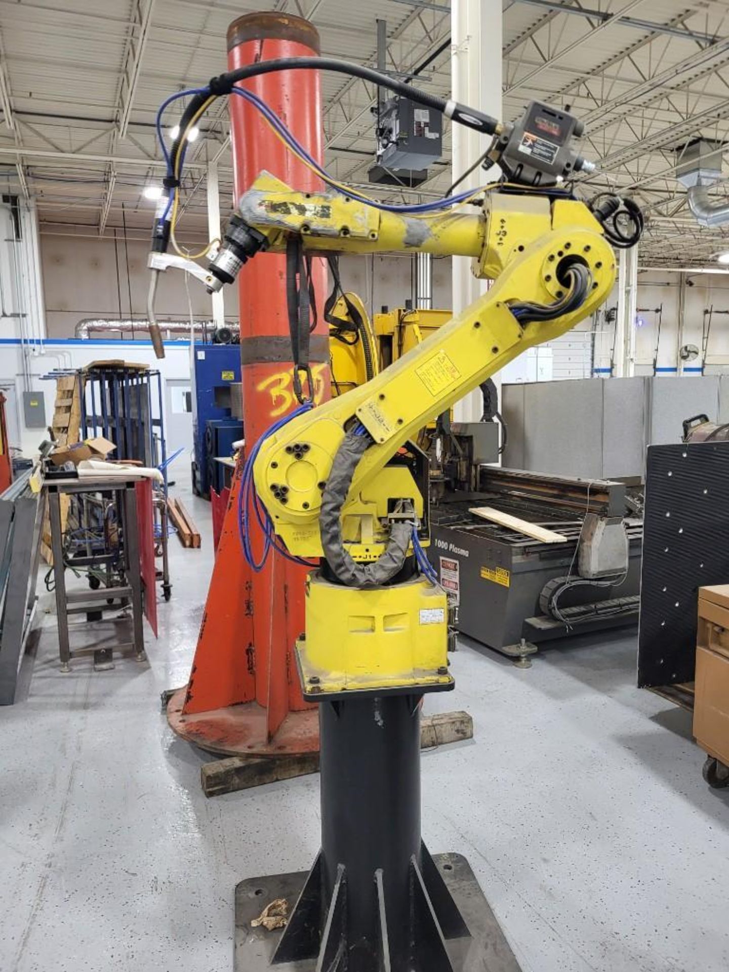 FANUC / LINCOLN ELECTRIC ROBOTIC WELDING CELL - Image 3 of 32