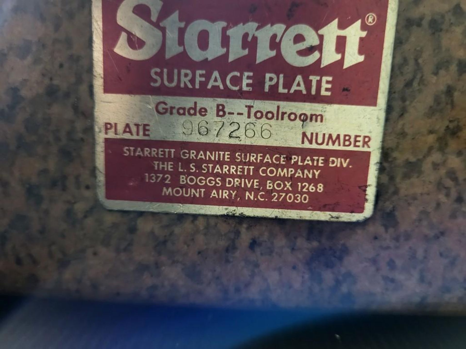 STARRETT PINK GRANITE SURFACE INSPECTION PLATE WITH MITUTOYO DIGIMATIC INDICATOR - Image 4 of 5