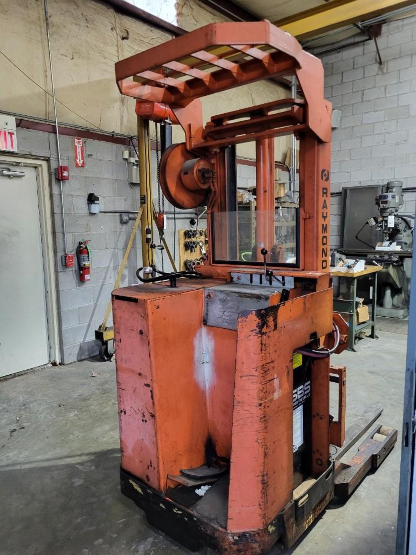 RAYMOND NARROW AISLE FORKLIFT WITH SBS BATTERY AND CHARGER - Image 5 of 11