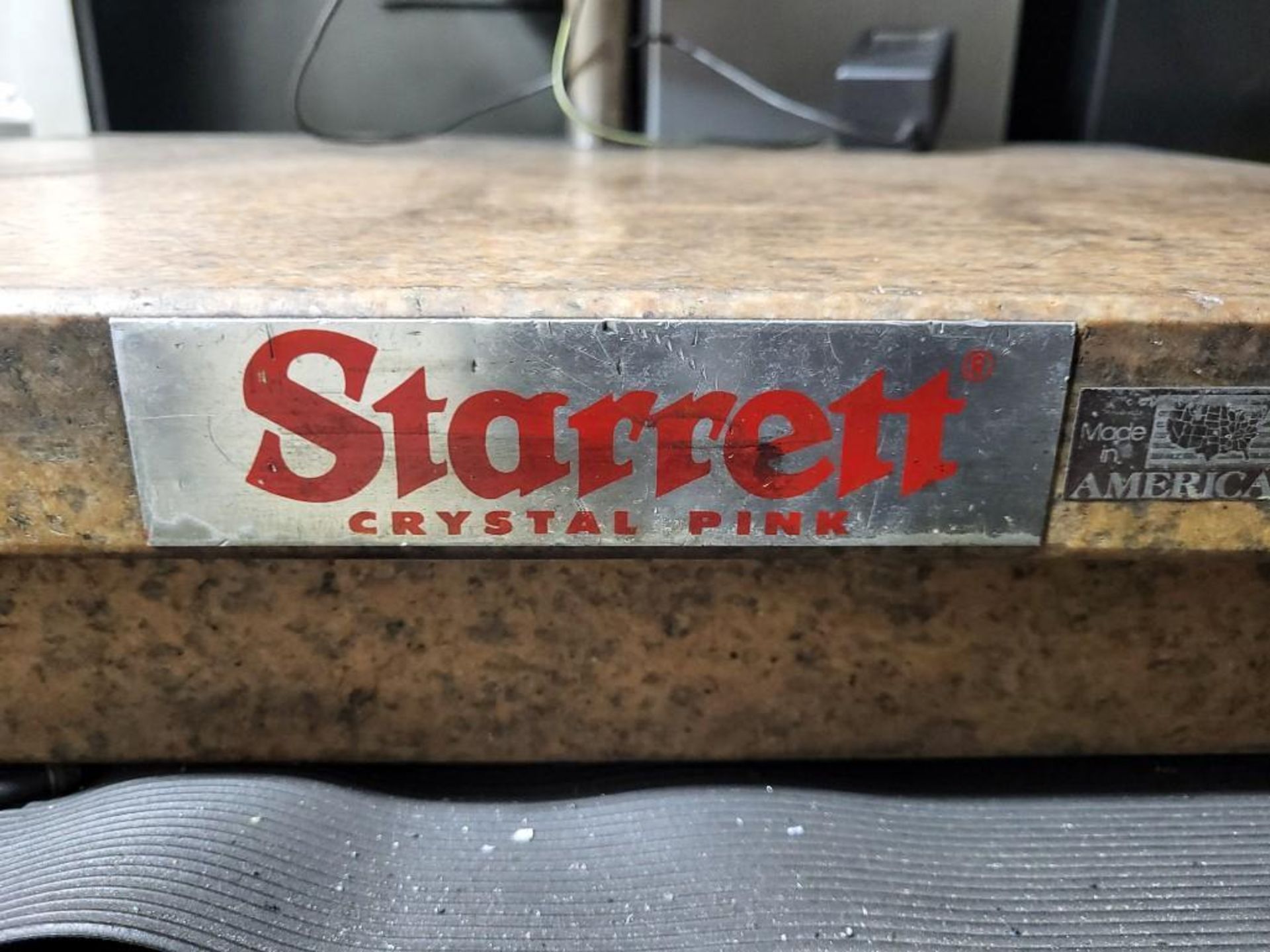 STARRETT PINK GRANITE SURFACE INSPECTION PLATE WITH MITUTOYO DIGIMATIC INDICATOR - Image 5 of 5