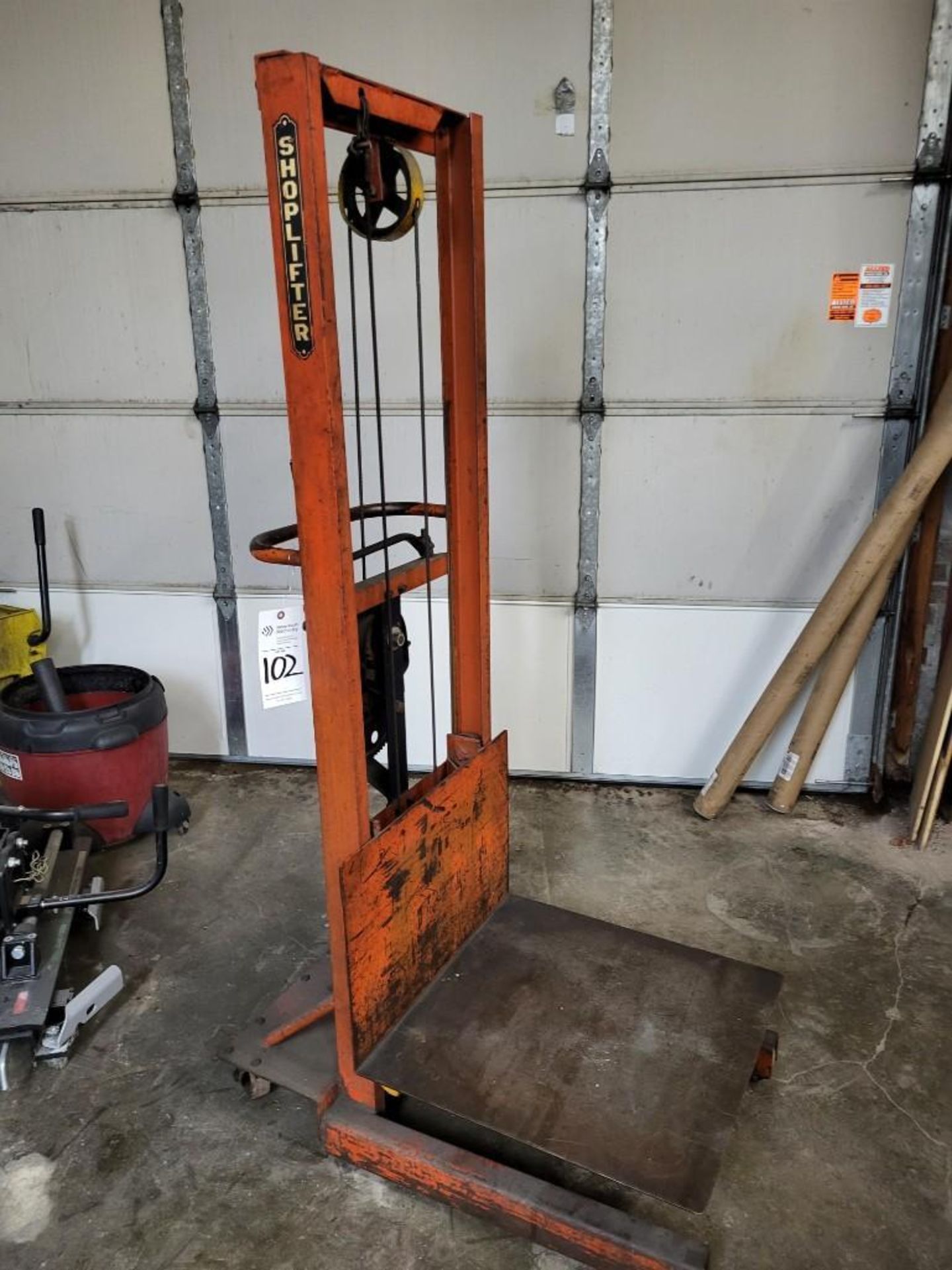 SHOPLIFTER 750 LBS CAP. MANUAL PLATFORM LIFT