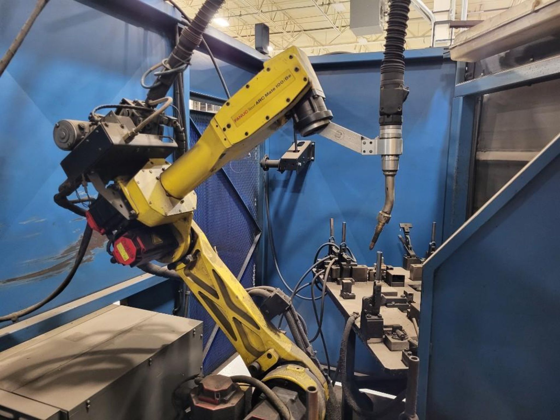 BANNER ROBOTIC WELDING CELL; FANUC ARCMATE 100IBE; LINCOLN ELECTRIC POWER WAVE 455M - Image 27 of 28