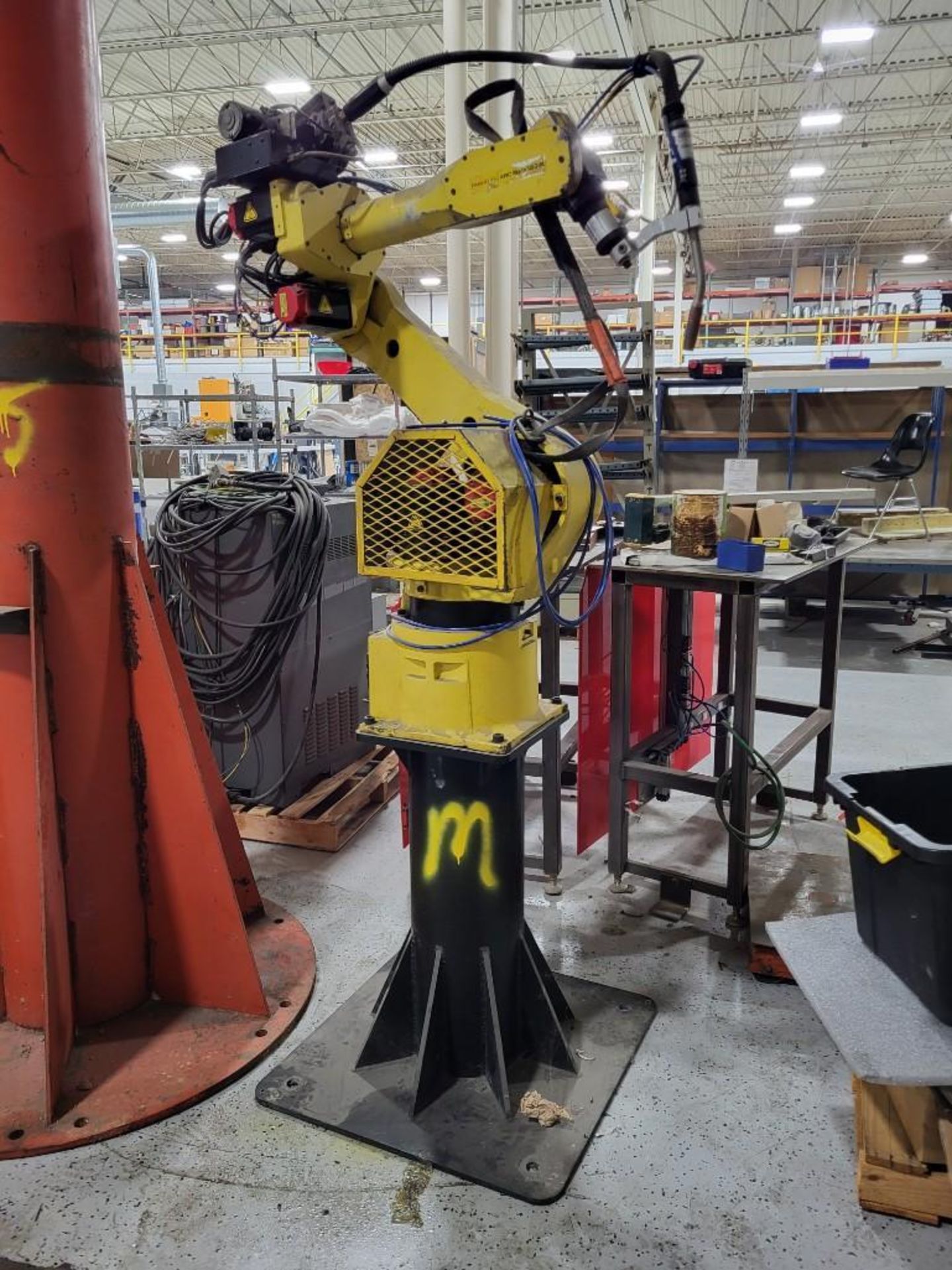 FANUC / LINCOLN ELECTRIC ROBOTIC WELDING CELL