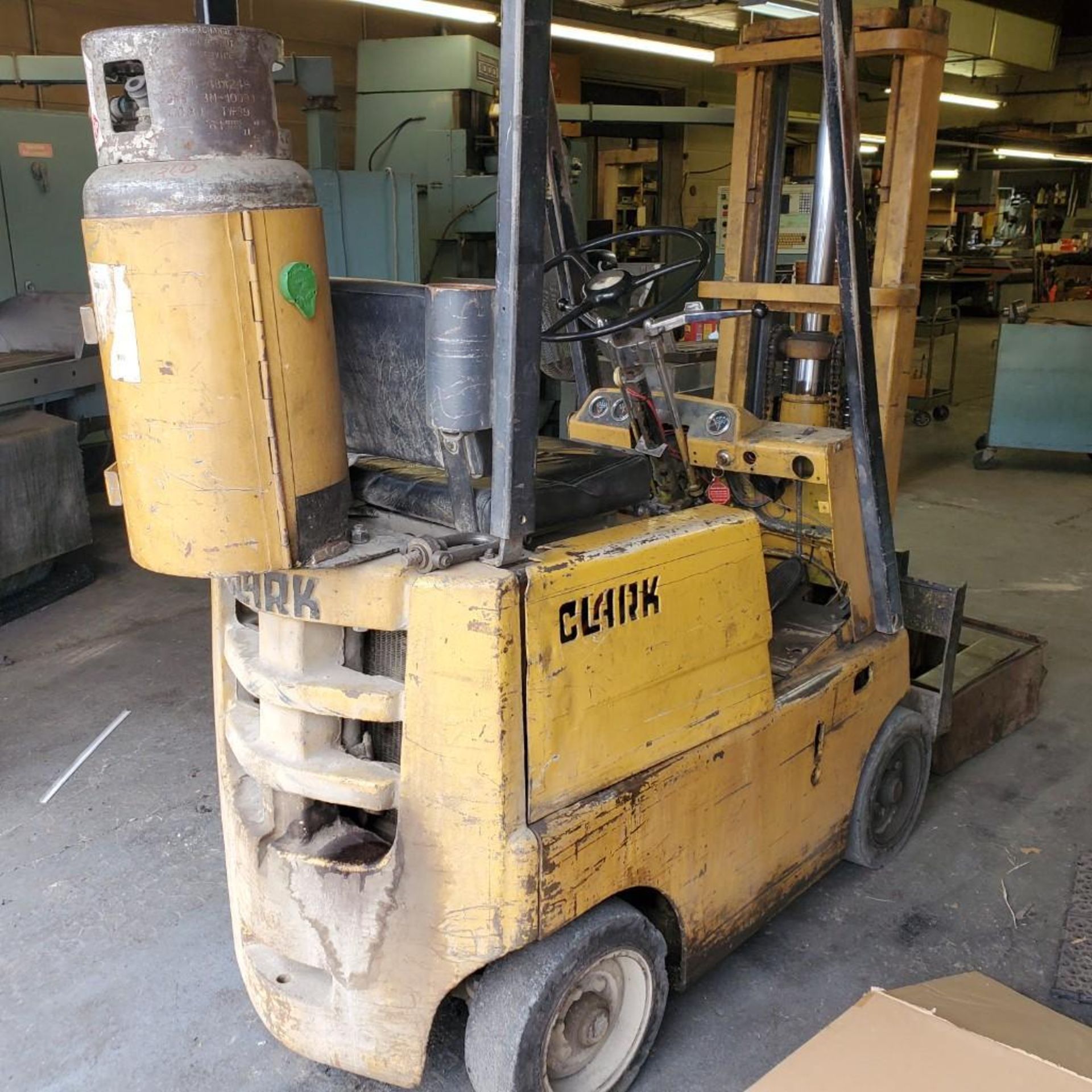 CLARK LP FORKLIFT W/ TANK - Image 2 of 6