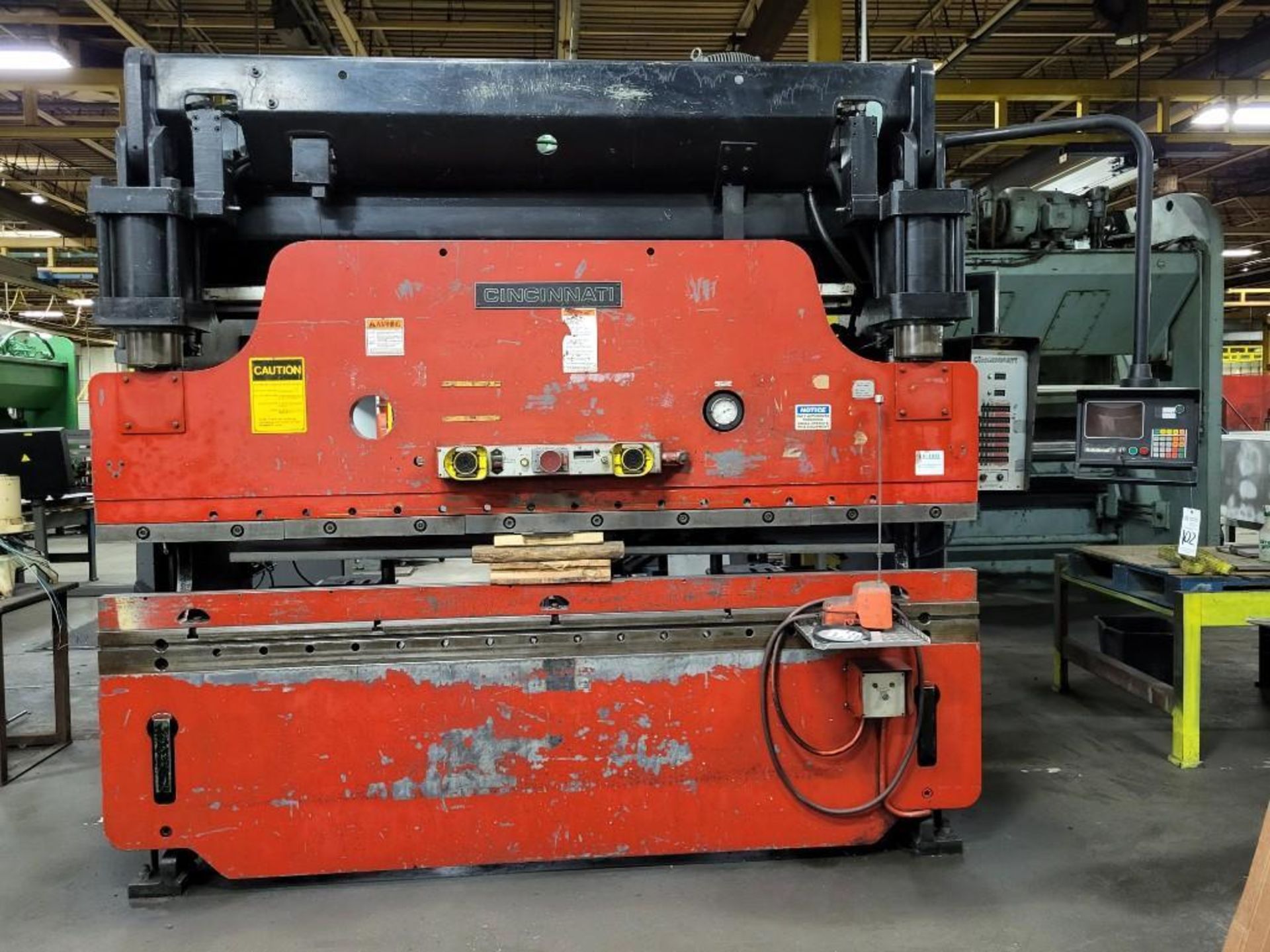 CINCINNATI PRESS BRAKE 135 TON 8" STROKE X 8FT (10FT BED)