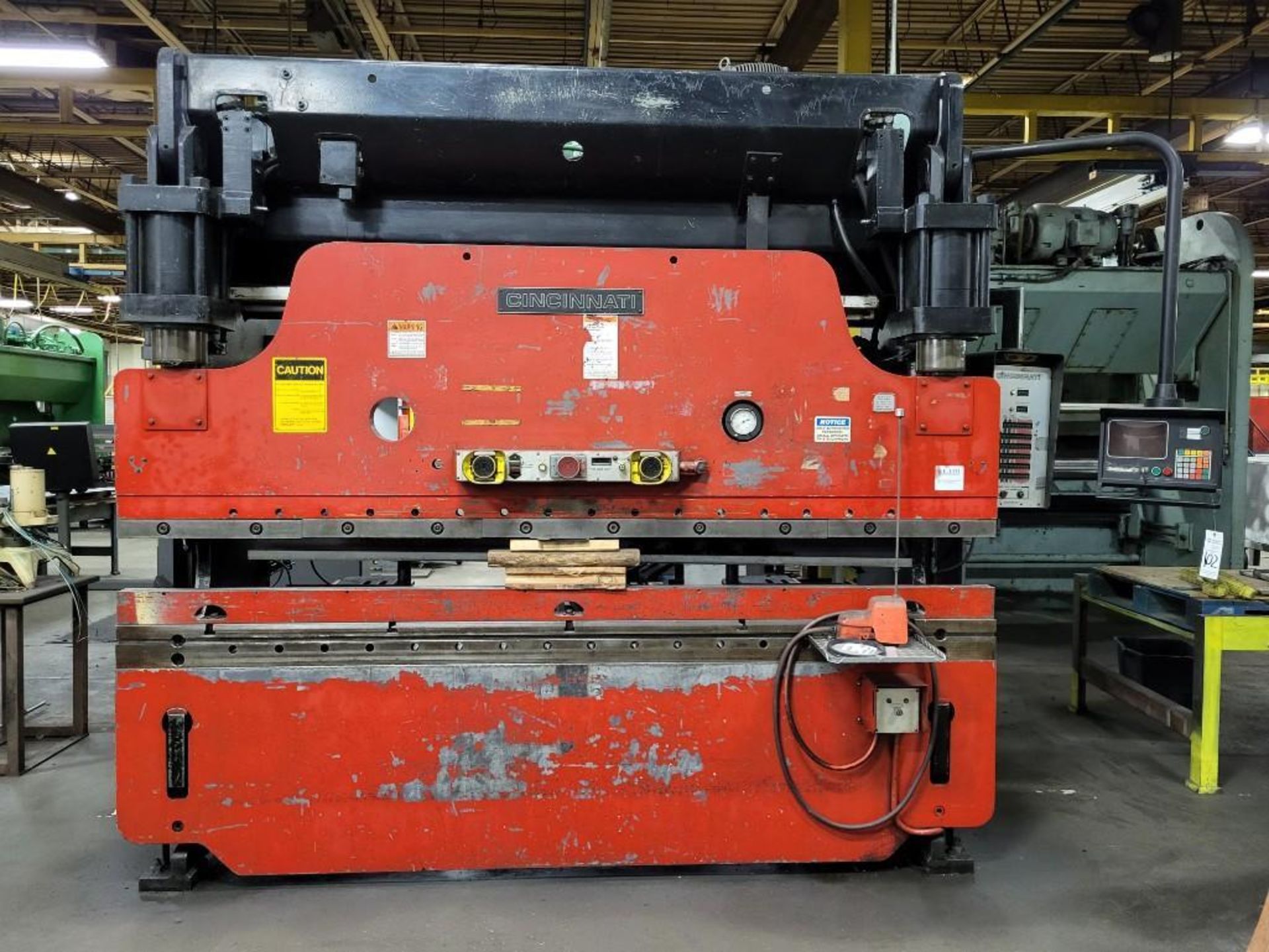 CINCINNATI PRESS BRAKE 135 TON 8" STROKE X 8FT (10FT BED) - Image 2 of 17