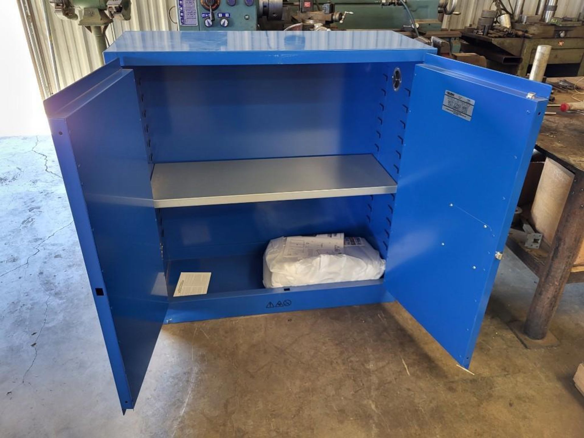 GLOBAL INDUSTRIAL SAFETY STORAGE CABINET FOR FLAMMABLE LIQUIDS - Image 3 of 6