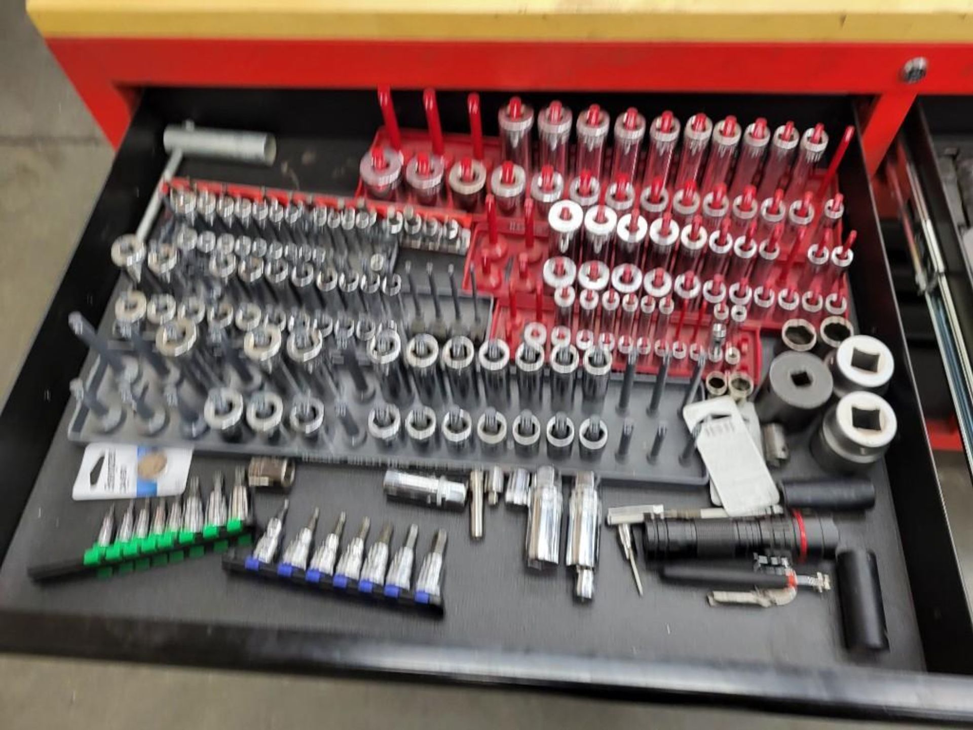 MILWAUKEE 60" MOBILE WORKBENCH LOADED WITH TOOLS - Image 9 of 18
