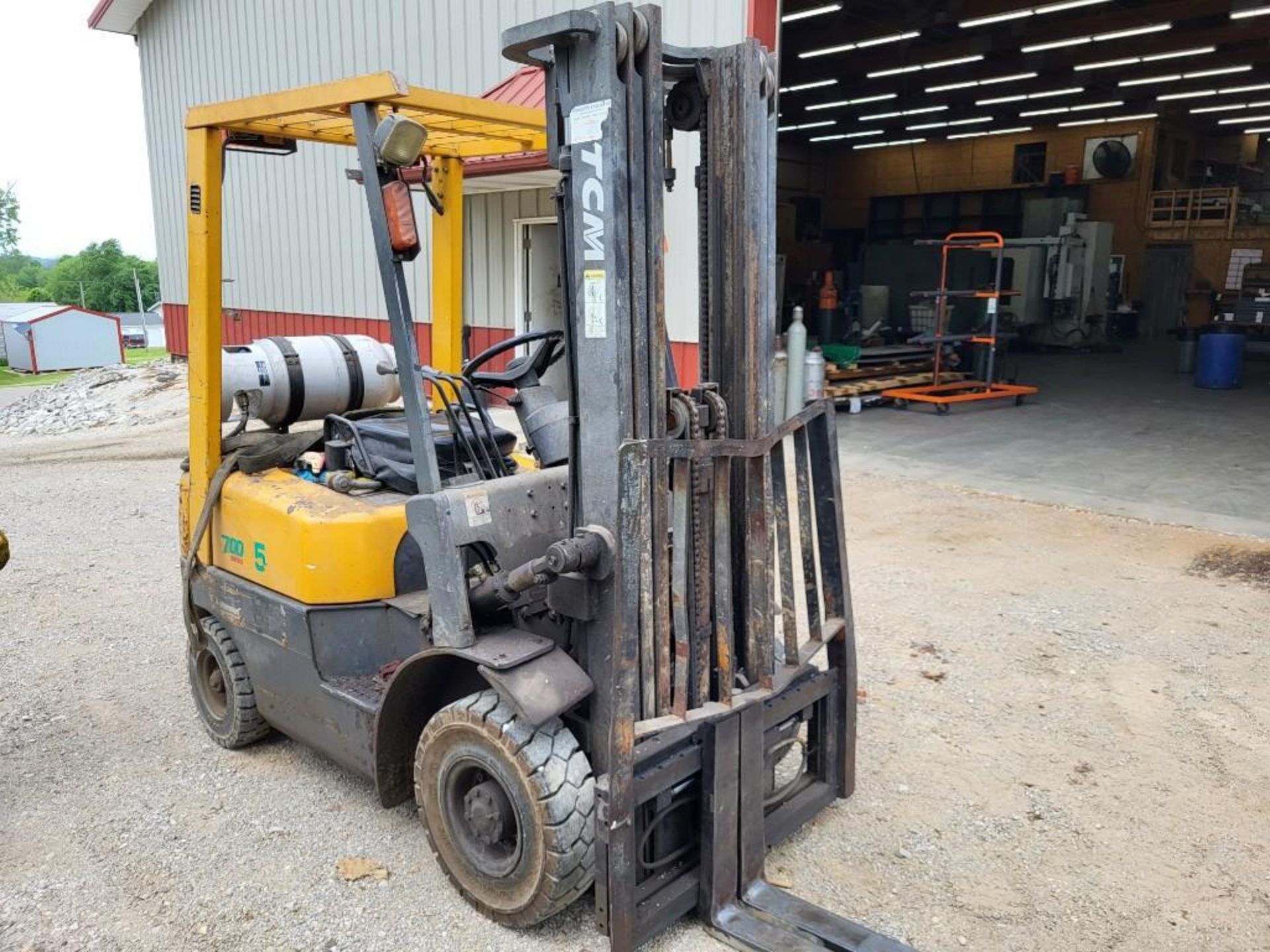 TCM FORKLIFT 700 SERIES MODEL FG15N18C 2,600 LB CAP, DUAL FUEL LP OR GAS, SIDE SHIFT, 3 STAGE MAST - Image 6 of 12