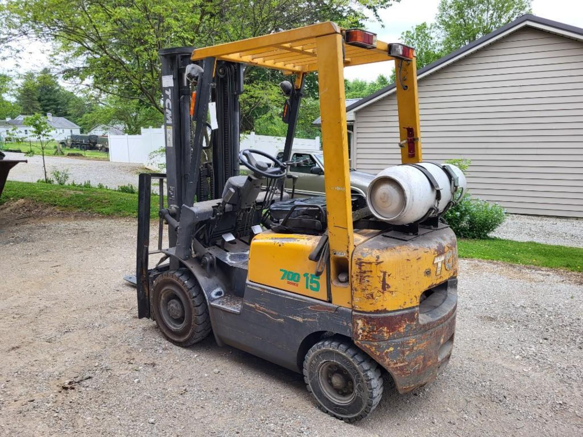 TCM FORKLIFT 700 SERIES MODEL FG15N18C 2,600 LB CAP, DUAL FUEL LP OR GAS, SIDE SHIFT, 3 STAGE MAST - Image 2 of 12