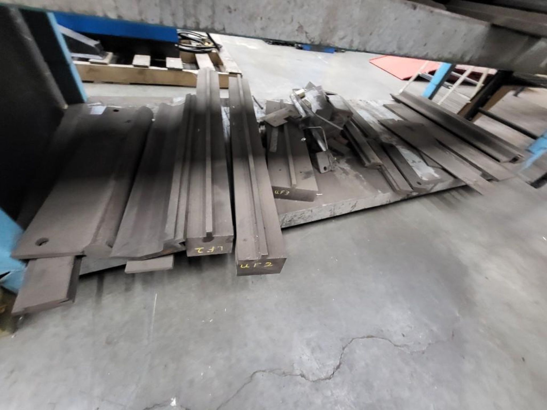 LOT OF PRESS BRAKE TOOLING WITH SHELF - Image 18 of 18