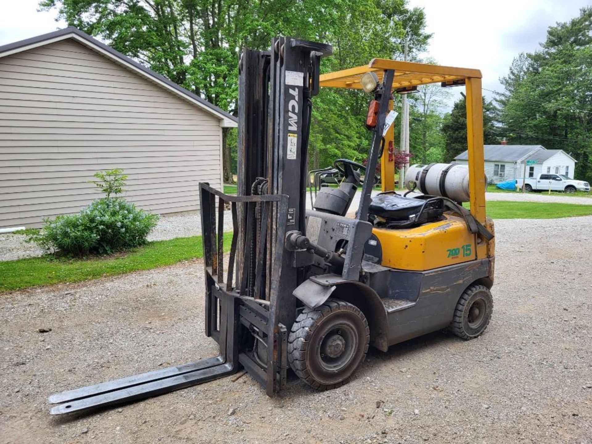 TCM FORKLIFT 700 SERIES MODEL FG15N18C 2,600 LB CAP, DUAL FUEL LP OR GAS, SIDE SHIFT, 3 STAGE MAST