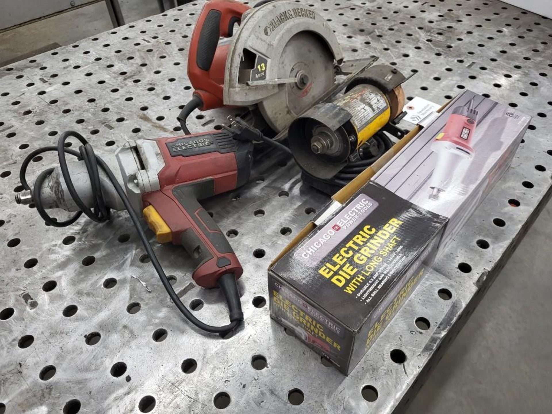 LOT OF CHICAGO ELECTRIC DIE GRINDER, BLACK AND DECKER GRINDER, CHICAGO 1/2" IMPACT WRENCH - Image 3 of 7