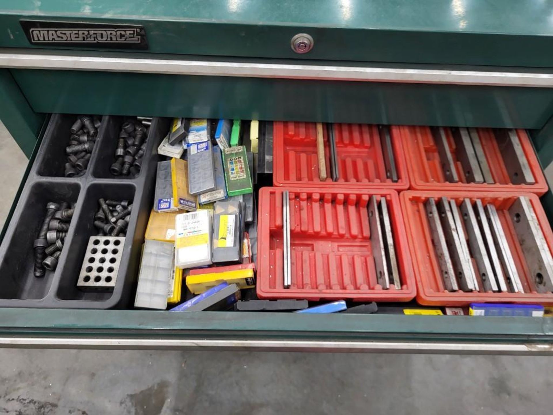 MASTERFORCE ROLLING TOOL CABINET LOADED WITH LATHE AND MILL TOOLING - Image 8 of 9