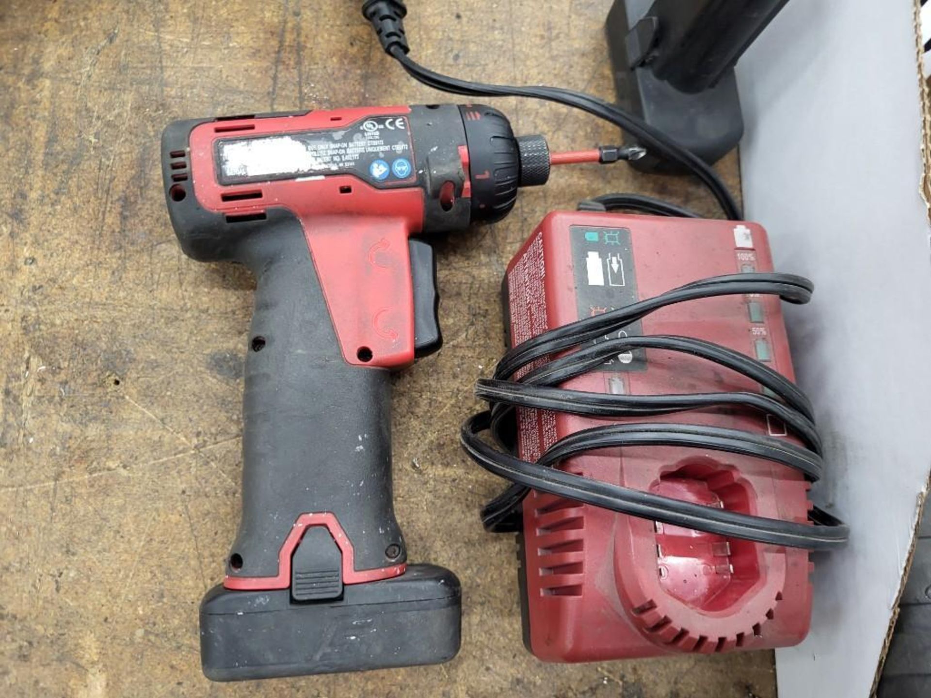 LOT OF SNAP-ON CORDLESS DRILLS AND DRIVERS. WITH CHARGER AND BATTERIES - Image 5 of 6