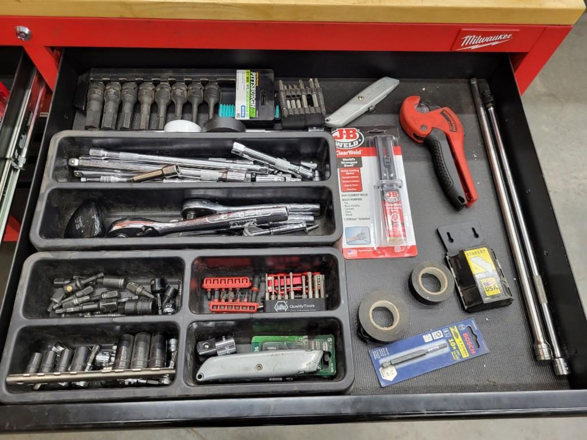 MILWAUKEE 60" MOBILE WORKBENCH LOADED WITH TOOLS - Image 8 of 18