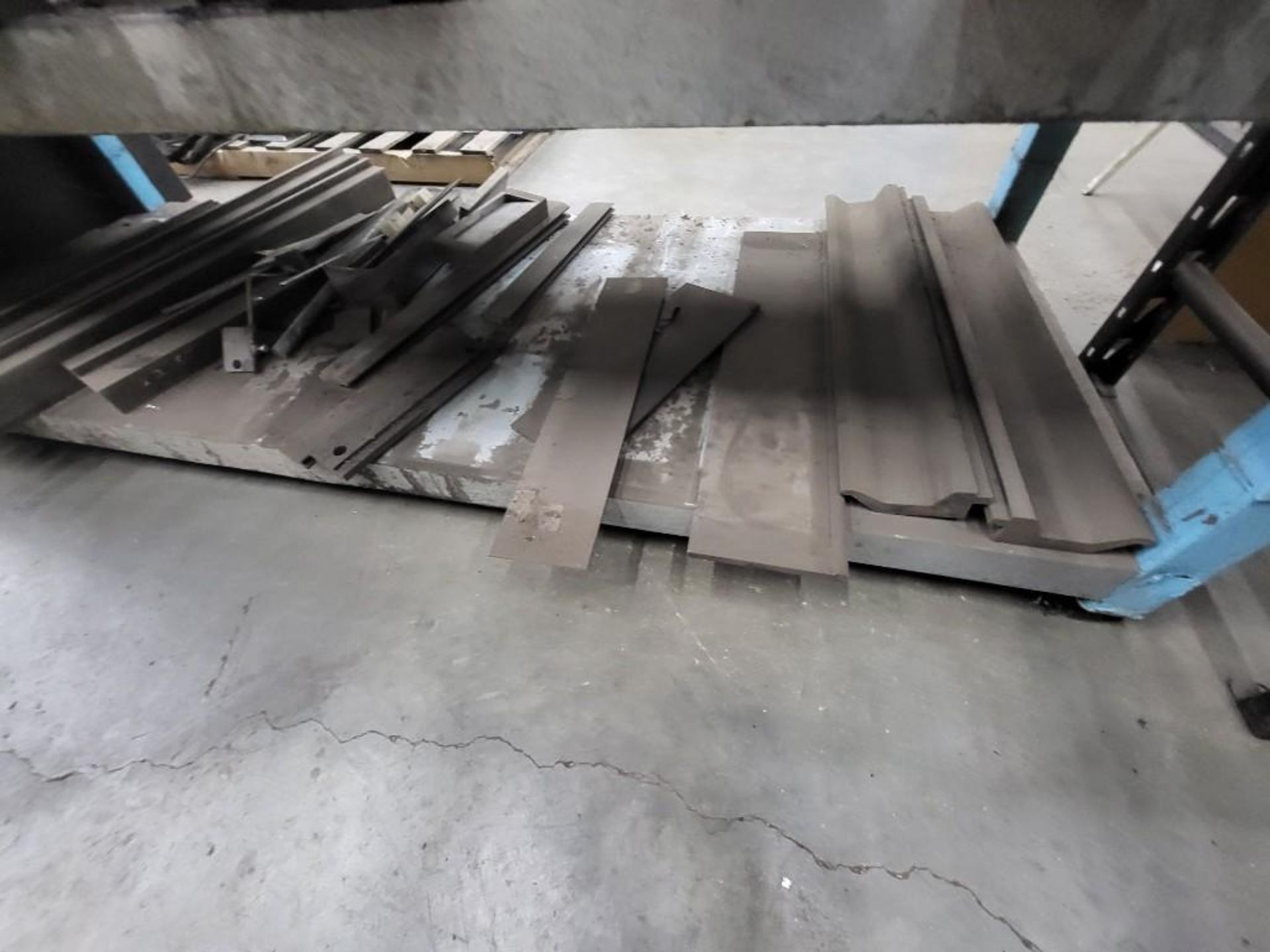 LOT OF PRESS BRAKE TOOLING WITH SHELF - Image 17 of 18