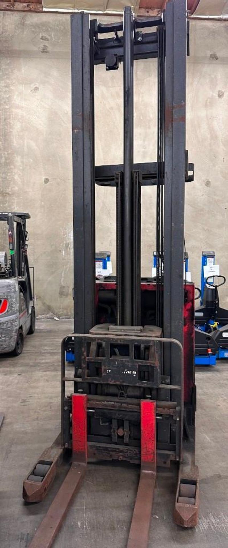 3000LB RAYMOND EASI DR30TT ELECTRIC NARROW AISLE FORKLIFT - Image 2 of 7