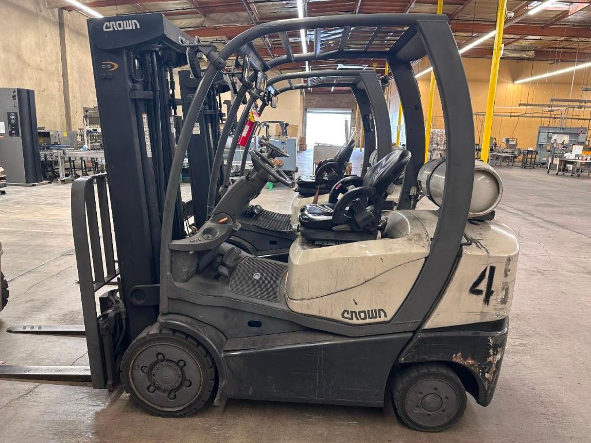 5,000 LB CROWN CASCADE 55F-SSS-A060 LP FORKLIFT