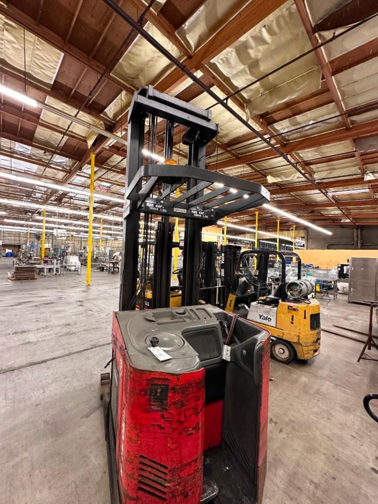 3000LB RAYMOND EASI DR30TT ELECTRIC NARROW AISLE FORKLIFT - Image 4 of 7