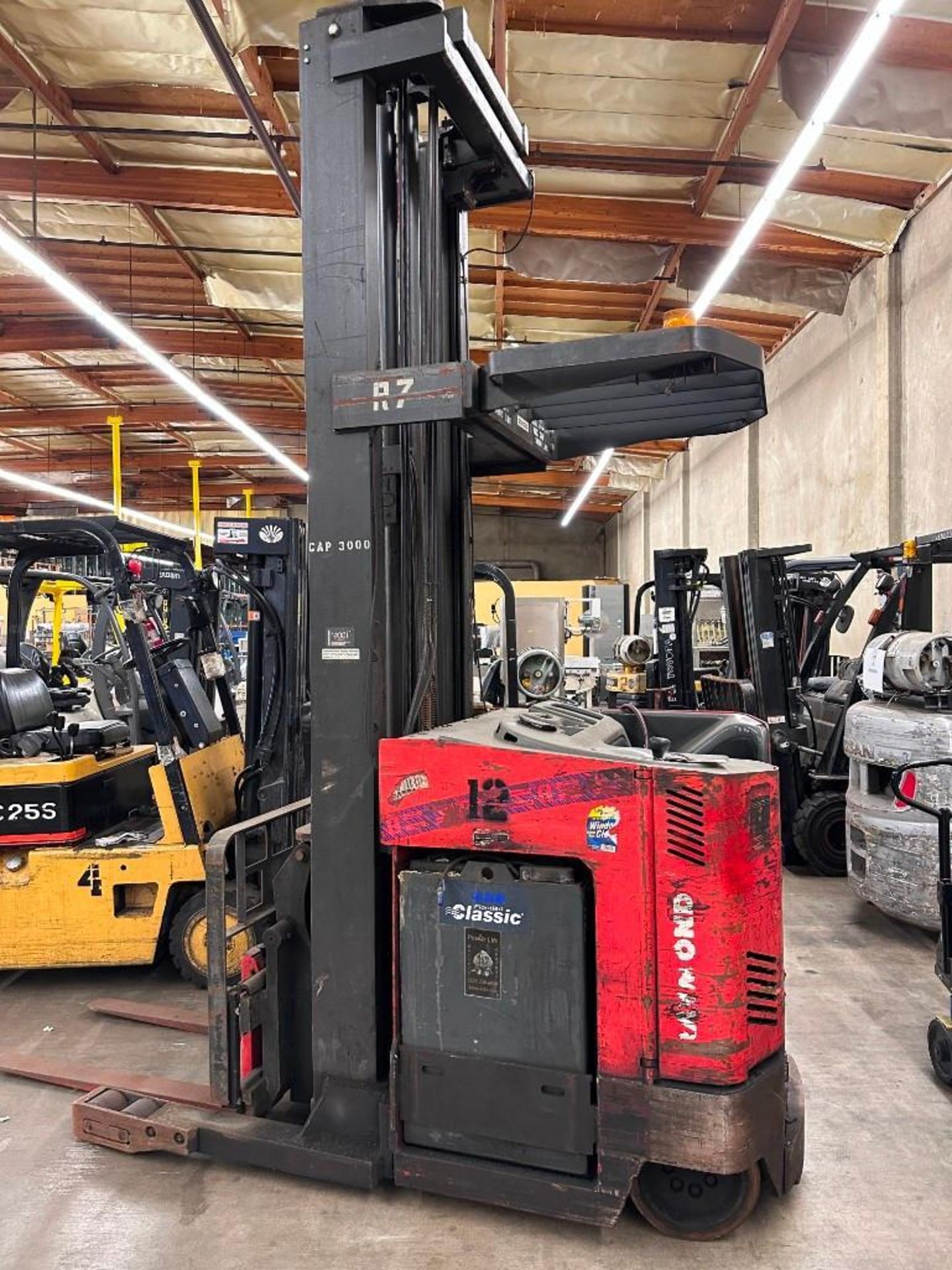 3000LB RAYMOND EASI DR30TT ELECTRIC NARROW AISLE FORKLIFT