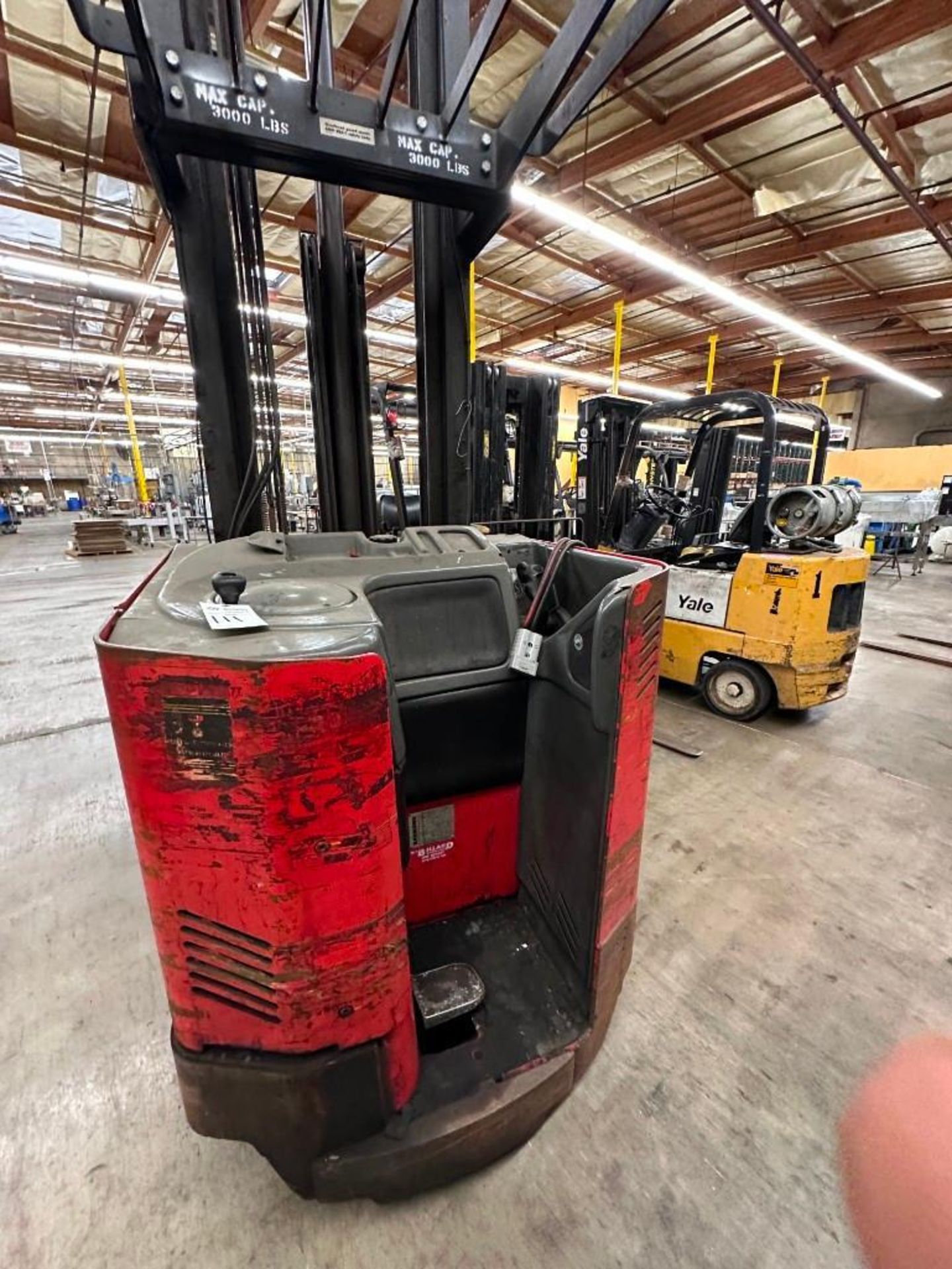 3000LB RAYMOND EASI DR30TT ELECTRIC NARROW AISLE FORKLIFT - Image 5 of 7