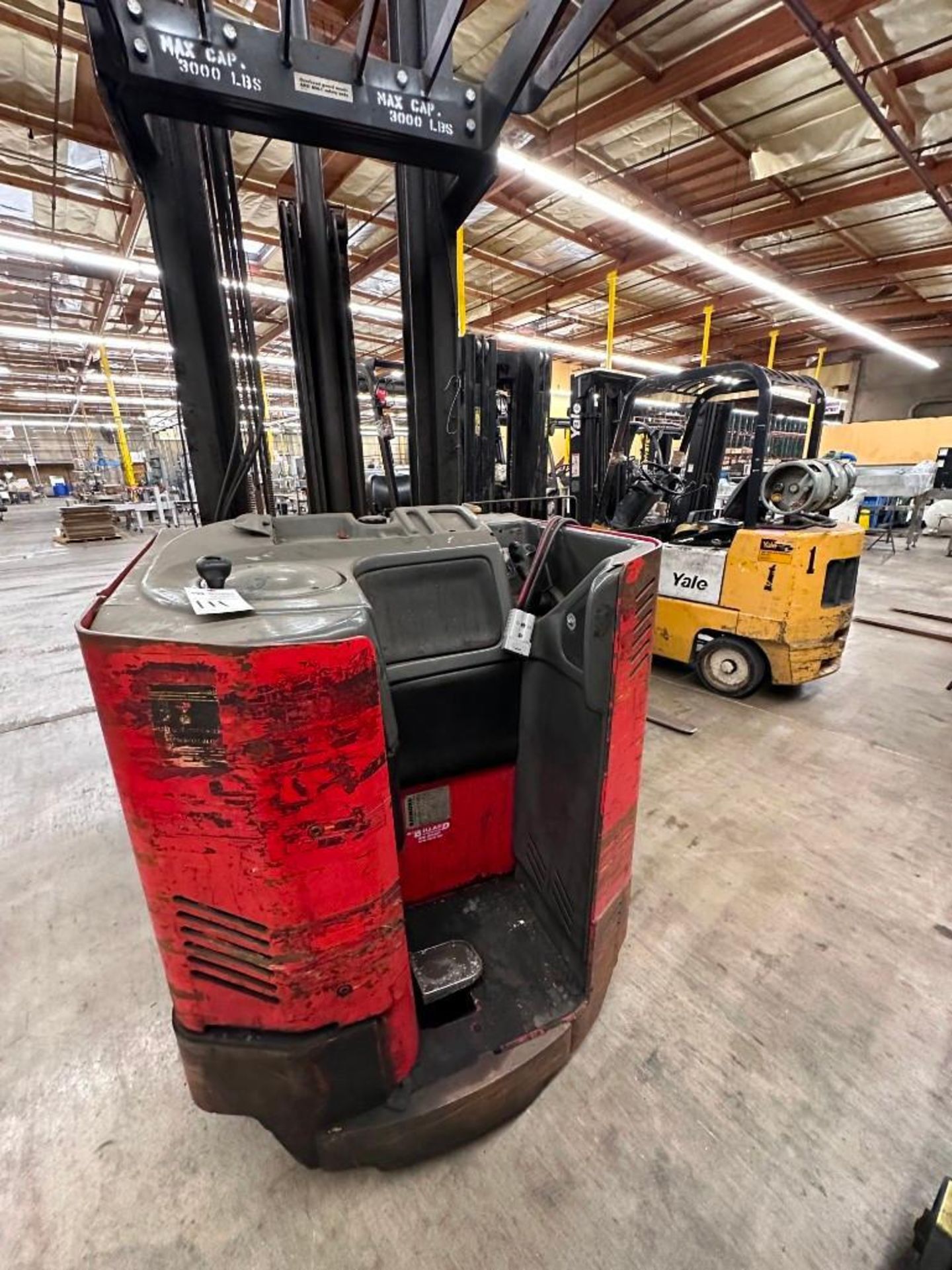 3000LB RAYMOND EASI DR30TT ELECTRIC NARROW AISLE FORKLIFT - Image 6 of 7