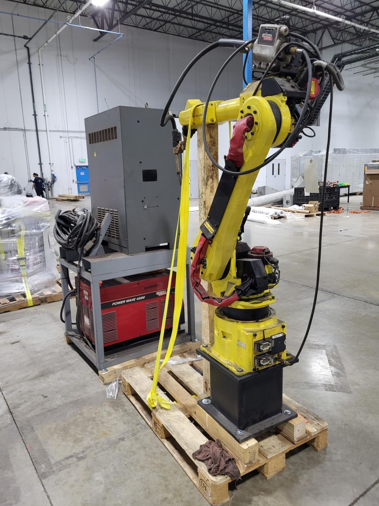FANUC LINCOLN ELECTRIC ROBOTIC WELDING CELL WITH ARC MATE 120IB AND POWERWAVE 455M - Image 4 of 18