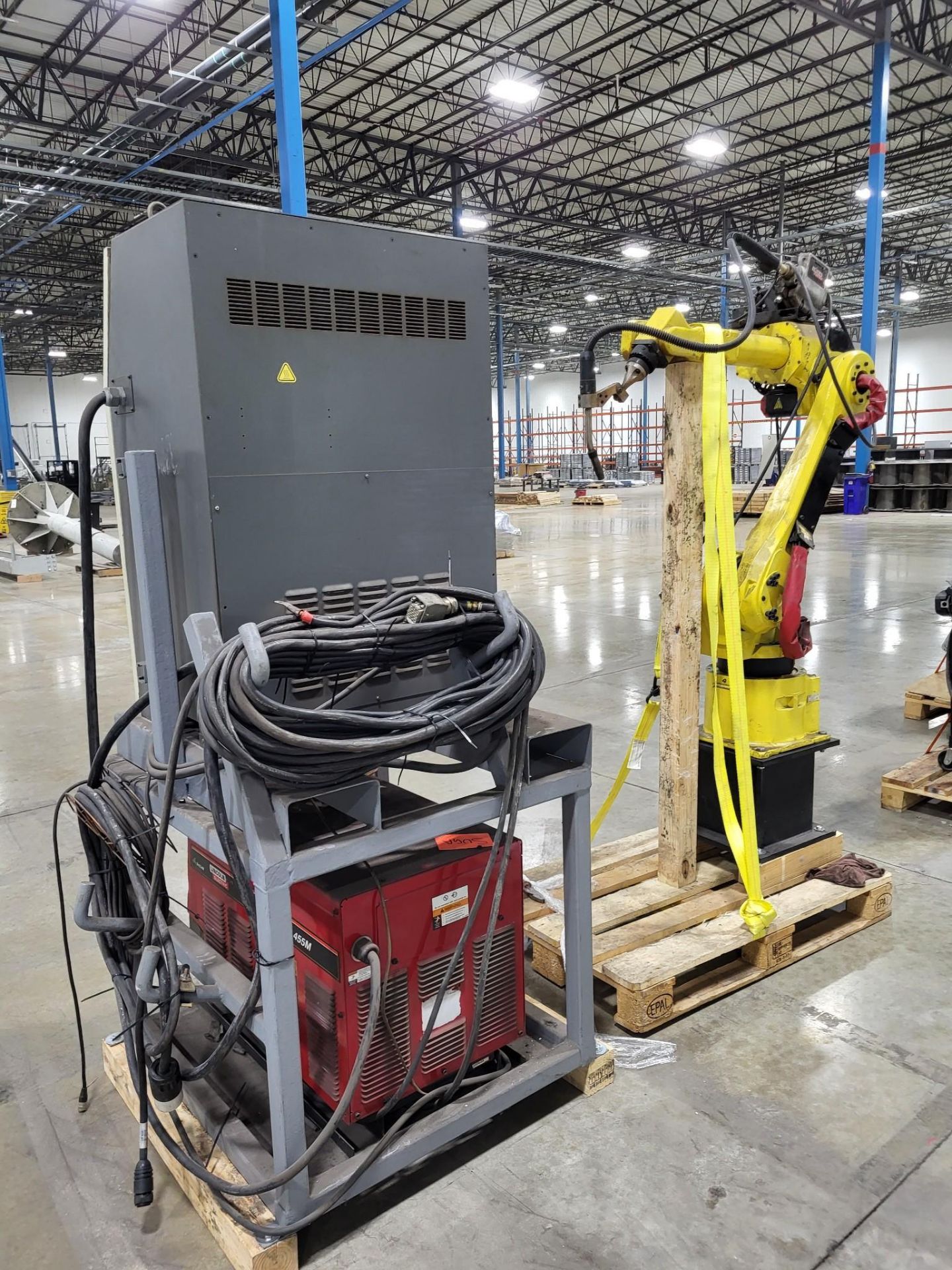 FANUC LINCOLN ELECTRIC ROBOTIC WELDING CELL WITH ARC MATE 120IB AND POWERWAVE 455M - Image 5 of 18