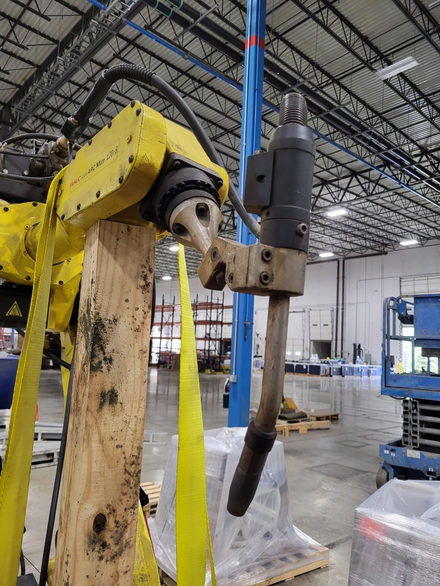 FANUC LINCOLN ELECTRIC ROBOTIC WELDING CELL WITH ARC MATE 120IB AND POWERWAVE 455M - Image 17 of 18