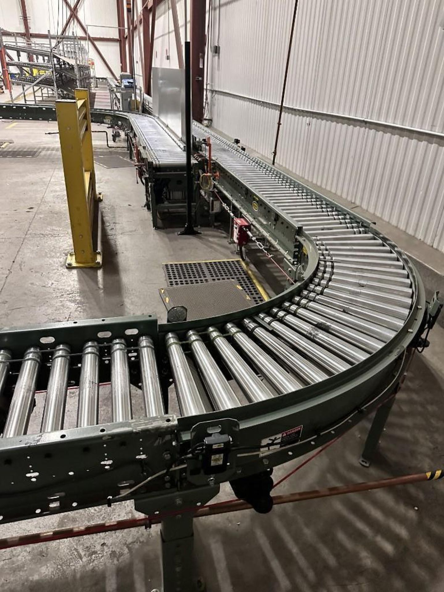 HYTROL POWER CONVEYOR SYSTEM 57 FOOT LONG DRIVEN. WITH BOX SHIFTER - Image 4 of 10