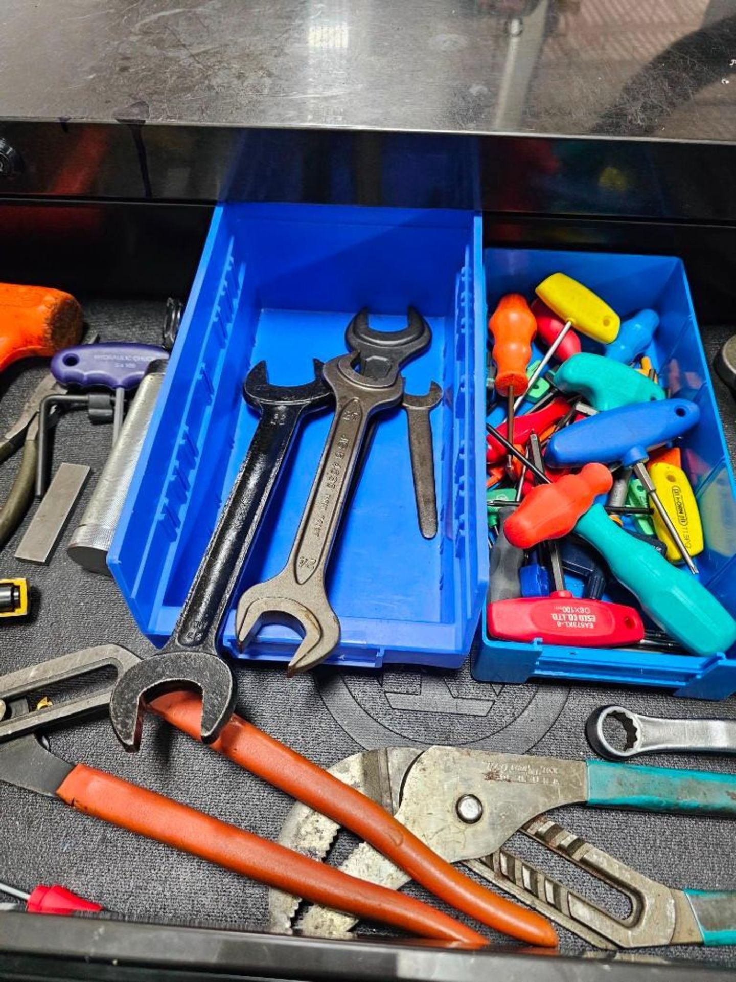 KOBALT TOOL CHEST WITH CONTENTS - Image 8 of 17