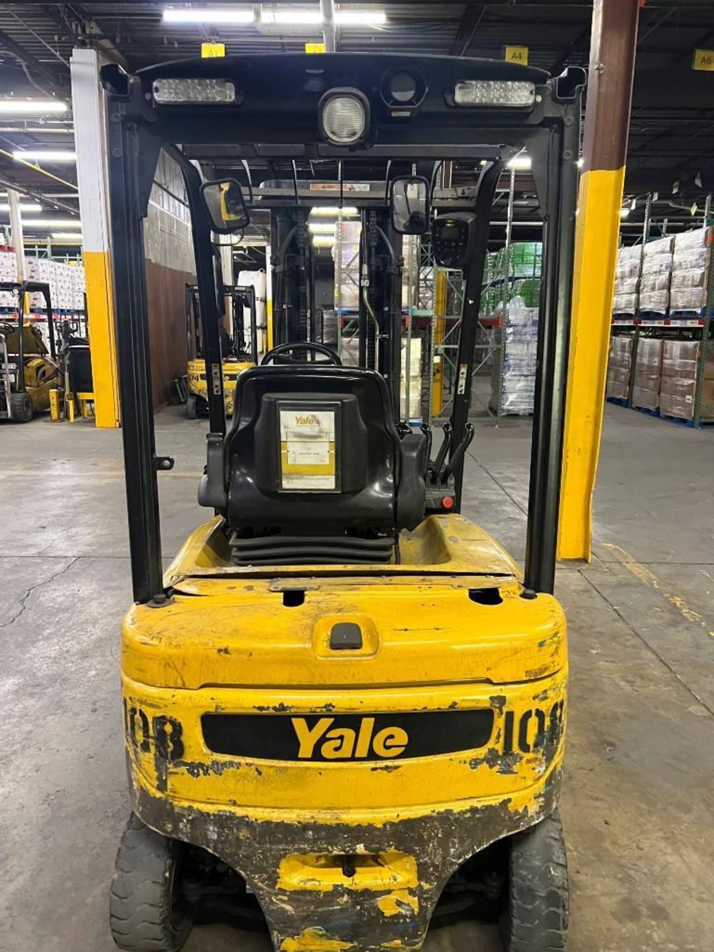 2014 YALE ERP040VFN36TE082 4,000 LBS ELECTRIC SIT DOWN FORKLIFT - Image 2 of 5