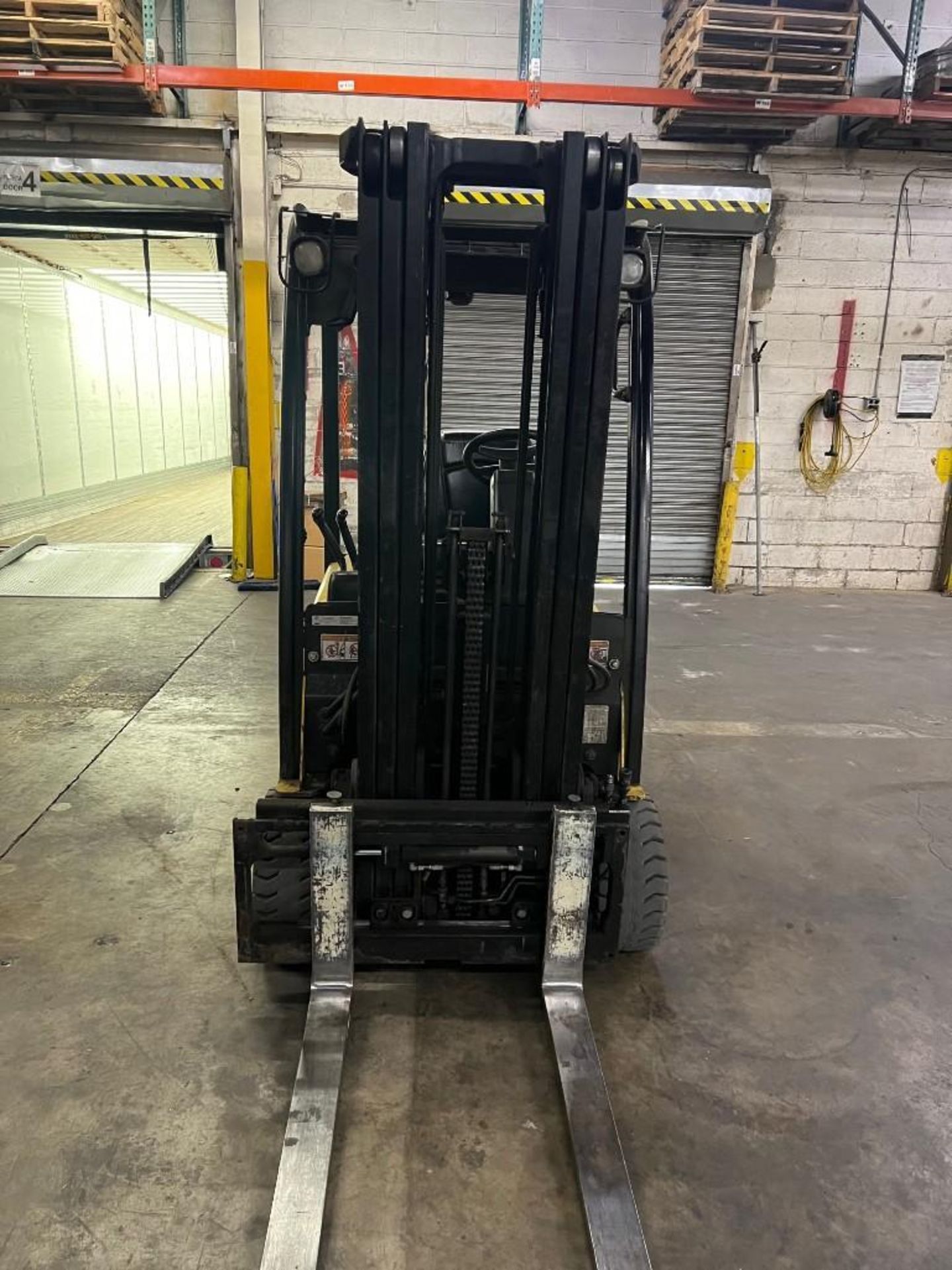 2014 YALE ERP040VFN36TE082 4,000 LBS ELECTRIC SIT DOWN FORKLIFT - Image 4 of 5